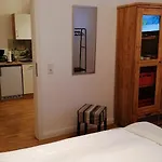 Aufmlohr - Mit 3 Schlafzimmern-fuer 5 Personen- 4 Einzelbetten- 1 Ausziehcouch- In Hitdorf - Private Parkplaetze Vorhanden- شقة