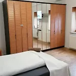 Aufmlohr - Mit 3 Schlafzimmern-fuer 5 Personen- 4 Einzelbetten- 1 Ausziehcouch- In Hitdorf - Private Parkplaetze Vorhanden- *
