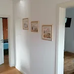 Aufmlohr - Mit 3 Schlafzimmern-fuer 5 Personen- 4 Einzelbetten- 1 Ausziehcouch- In Hitdorf - Private Parkplaetze Vorhanden- Апартаменты *