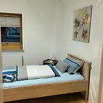 Апартаменты Aufmlohr - Mit 3 Schlafzimmern-fuer 5 Personen- 4 Einzelbetten- 1 Ausziehcouch- In Hitdorf - Private Parkplaetze Vorhanden- *