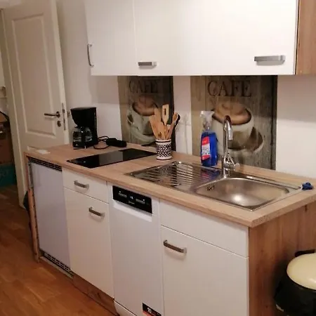 Aufmlohr - Mit 3 Schlafzimmern-fuer 5 Personen- 4 Einzelbetten- 1 Ausziehcouch- In Hitdorf - Private Parkplaetze Vorhanden- Lejlighed