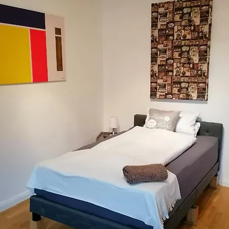 Lejlighed Aufmlohr - Mit 3 Schlafzimmern-fuer 5 Personen- 4 Einzelbetten- 1 Ausziehcouch- In Hitdorf - Private Parkplaetze Vorhanden- *