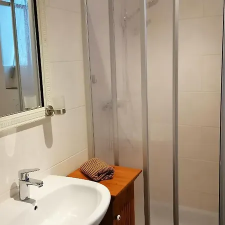 Apartment Aufmlohr - Mit 3 Schlafzimmern - In Hitdorf - Private Parkplaetze Vorhanden- *