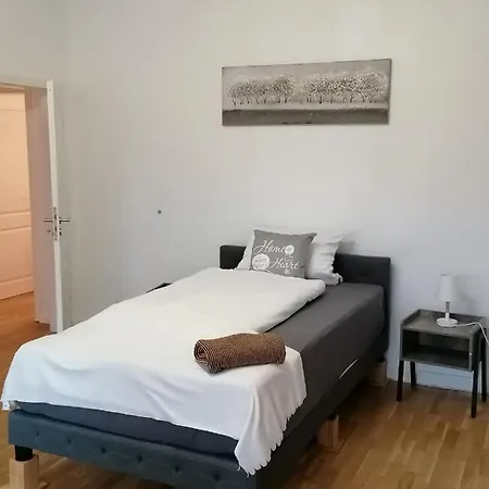 Aufmlohr - Mit 3 Schlafzimmern- 4 Einzelbetten- Fuer 4 Personen - In Hitdorf - Private Parkplaetze Vorhanden- Appartement *