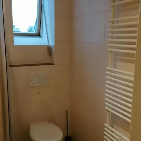 Aufmlohr - Mit 3 Schlafzimmern- 4 Einzelbetten- Fuer 4 Personen - In Hitdorf - Private Parkplaetze Vorhanden- Leverkusen