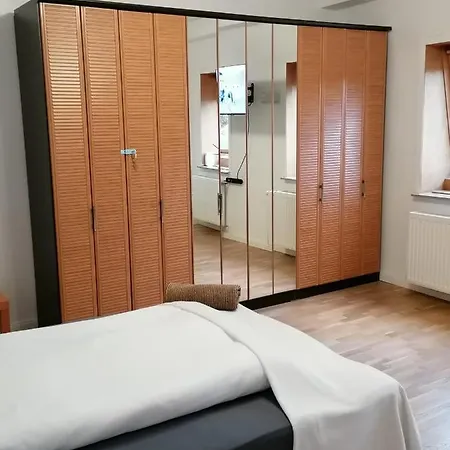 Aufmlohr - Mit 3 Schlafzimmern- 4 Einzelbetten- Fuer 4 Personen - In Hitdorf - Private Parkplaetze Vorhanden- *