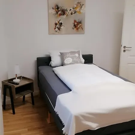Appartement Aufmlohr - Mit 3 Schlafzimmern-fuer 5 Personen- 4 Einzelbetten- 1 Ausziehcouch- In Hitdorf - Private Parkplaetze Vorhanden- *