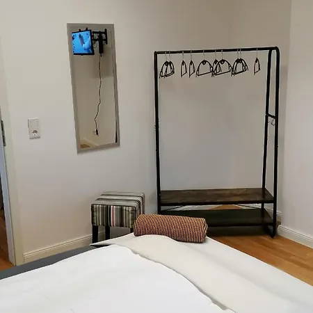 Aufmlohr - Mit 3 Schlafzimmern- 4 Einzelbetten- Fuer 4 Personen - In Hitdorf - Private Parkplaetze Vorhanden- Leverkusen