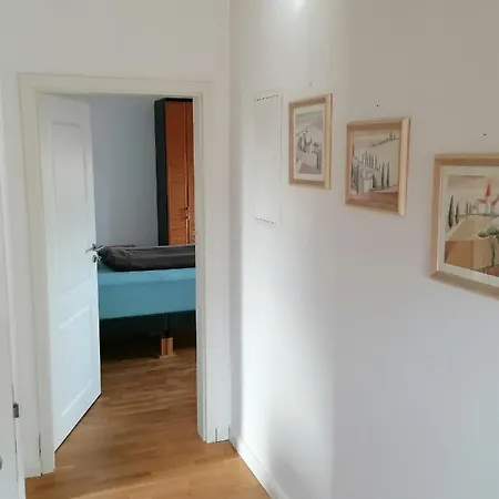 Apartment Aufmlohr - Mit 3 Schlafzimmern- 4 Einzelbetten- Fuer 4 Personen - In Hitdorf - Private Parkplaetze Vorhanden-