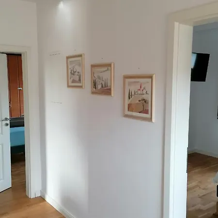 Aufmlohr - Mit 3 Schlafzimmern-fuer 5 Personen- 4 Einzelbetten- 1 Ausziehcouch- In Hitdorf - Private Parkplaetze Vorhanden- Appartement *