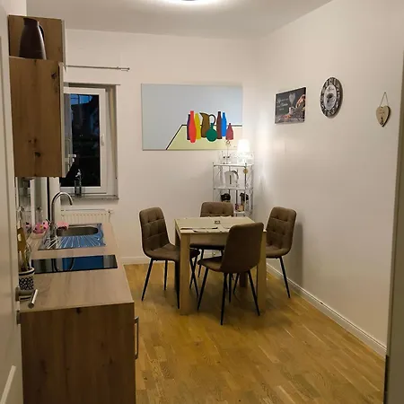 Aufmlohr - Mit 3 Schlafzimmern- 4 Einzelbetten- Fuer 4 Personen - In Hitdorf - Private Parkplaetze Vorhanden- *