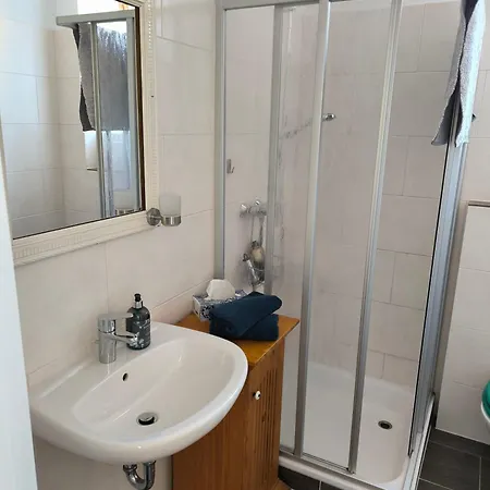 Lejlighed Aufmlohr - Mit 3 Schlafzimmern-fuer 5 Personen- 4 Einzelbetten- 1 Ausziehcouch- In Hitdorf - Private Parkplaetze Vorhanden- *