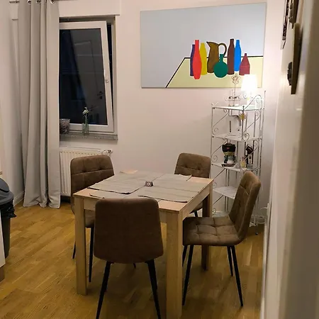 Aufmlohr - Mit 3 Schlafzimmern- 4 Einzelbetten- Fuer 4 Personen - In Hitdorf - Private Parkplaetze Vorhanden- Leverkusen