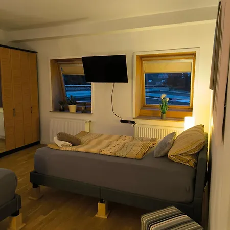 Aufmlohr - Mit 3 Schlafzimmern-fuer 5 Personen- 4 Einzelbetten- 1 Ausziehcouch- In Hitdorf - Private Parkplaetze Vorhanden-