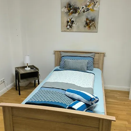 Aufmlohr - Mit 3 Schlafzimmern-fuer 5 Personen- 4 Einzelbetten- 1 Ausziehcouch- In Hitdorf - Private Parkplaetze Vorhanden- Апартаменты