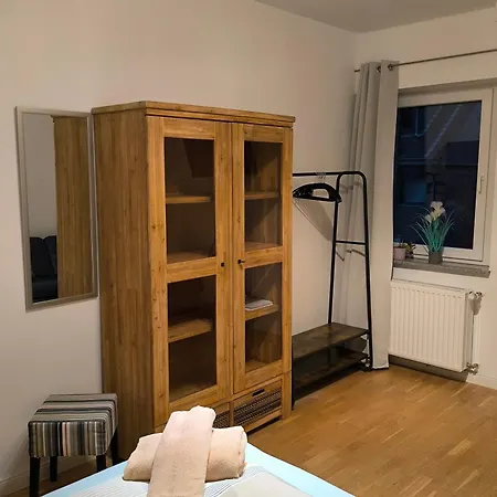 Aufmlohr - Mit 3 Schlafzimmern-fuer 5 Personen- 4 Einzelbetten- 1 Ausziehcouch- In Hitdorf - Private Parkplaetze Vorhanden- Апартаменты *