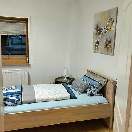 Lejlighed Aufmlohr - Mit 3 Schlafzimmern-fuer 5 Personen- 4 Einzelbetten- 1 Ausziehcouch- In Hitdorf - Private Parkplaetze Vorhanden- *