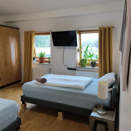 Aufmlohr - Mit 3 Schlafzimmern-fuer 5 Personen- 4 Einzelbetten- 1 Ausziehcouch- In Hitdorf - Private Parkplaetze Vorhanden- *
