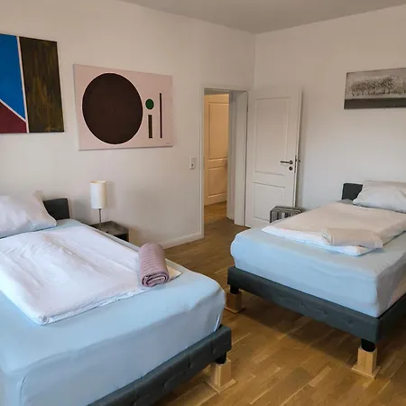 Aufmlohr - Mit 3 Schlafzimmern-fuer 5 Personen- 4 Einzelbetten- 1 Ausziehcouch- In Hitdorf - Private Parkplaetze Vorhanden-