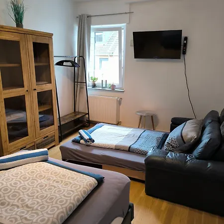 Aufmlohr - Mit 3 Schlafzimmern-fuer 5 Personen- 4 Einzelbetten- 1 Ausziehcouch- In Hitdorf - Private Parkplaetze Vorhanden- Lejlighed *