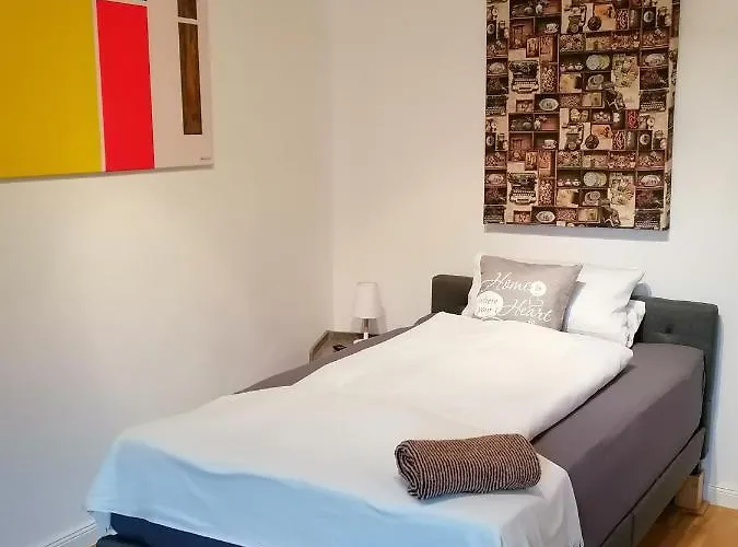 Apartment Aufmlohr - Mit 3 Schlafzimmern - In Hitdorf - Private Parkplätze Vorhanden- *