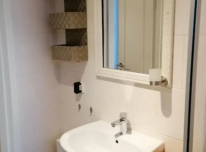 Aufmlohr - Mit 3 Schlafzimmern - In Hitdorf - Private Parkplätze Vorhanden- * Leverkusen