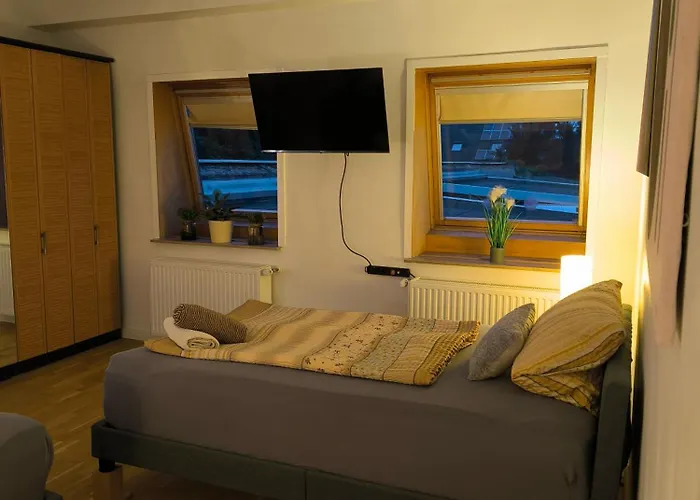 Aufmlohr - Mit 3 Schlafzimmern - In Hitdorf - Private Parkplätze Vorhanden-