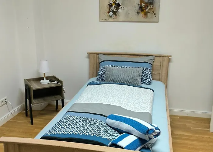 Aufmlohr - Mit 3 Schlafzimmern - In Hitdorf - Private Parkplätze Vorhanden- Apartment